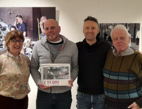 Museum Valkenburg reikt cheque uit voor succesvolle expositie